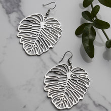 Load image into Gallery viewer, THSE1047: Silver: Leaf Earrings
