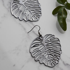 THSE1048: Black: Leaf Earrings