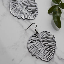 Load image into Gallery viewer, THSE1048: Black: Leaf Earrings
