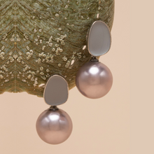 Load image into Gallery viewer, THSE1069: Grey: Pretty Pearl Earrings
